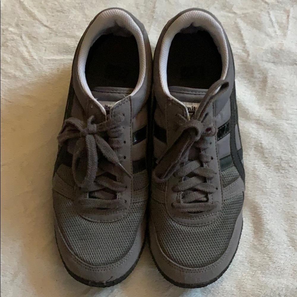 Like NEW Onitsuka Tiger lifestyle tennis shoes